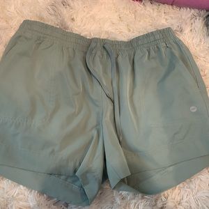 Dip athletic shorts